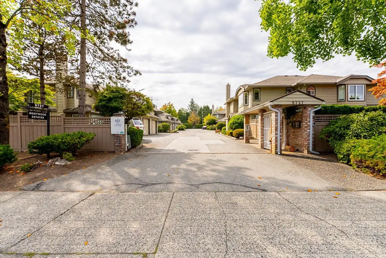 4 9727 152B STREET, Surrey BC V3R 0G5