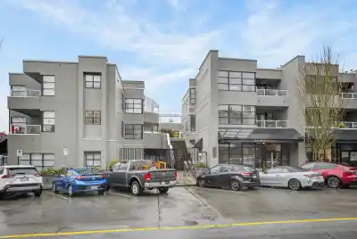 205 3151 WOODBINE DRIVE, North Vancouver BC V7R 2S4