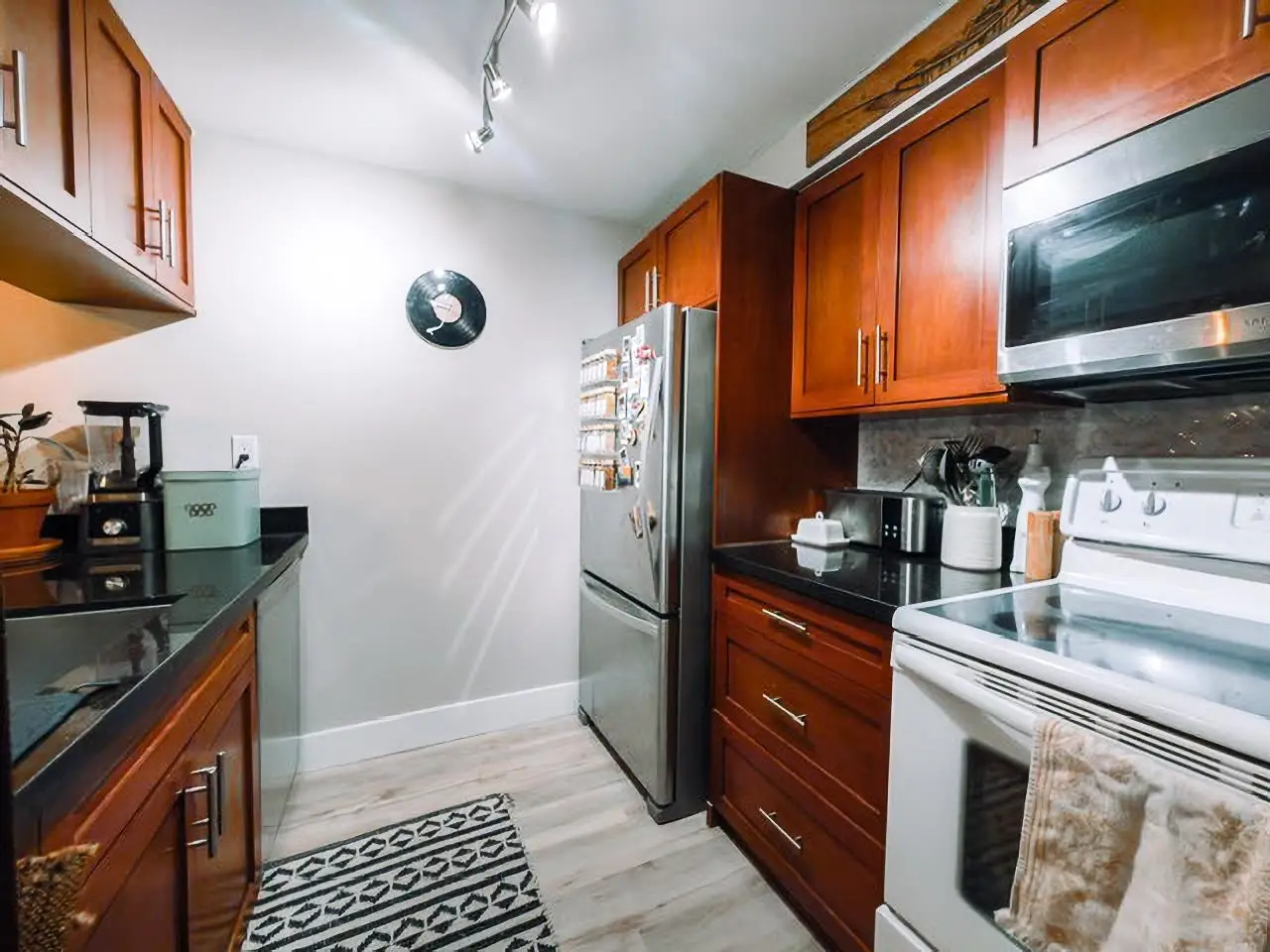 205 1270 ROBSON STREET, Vancouver BC V6E 3Z6