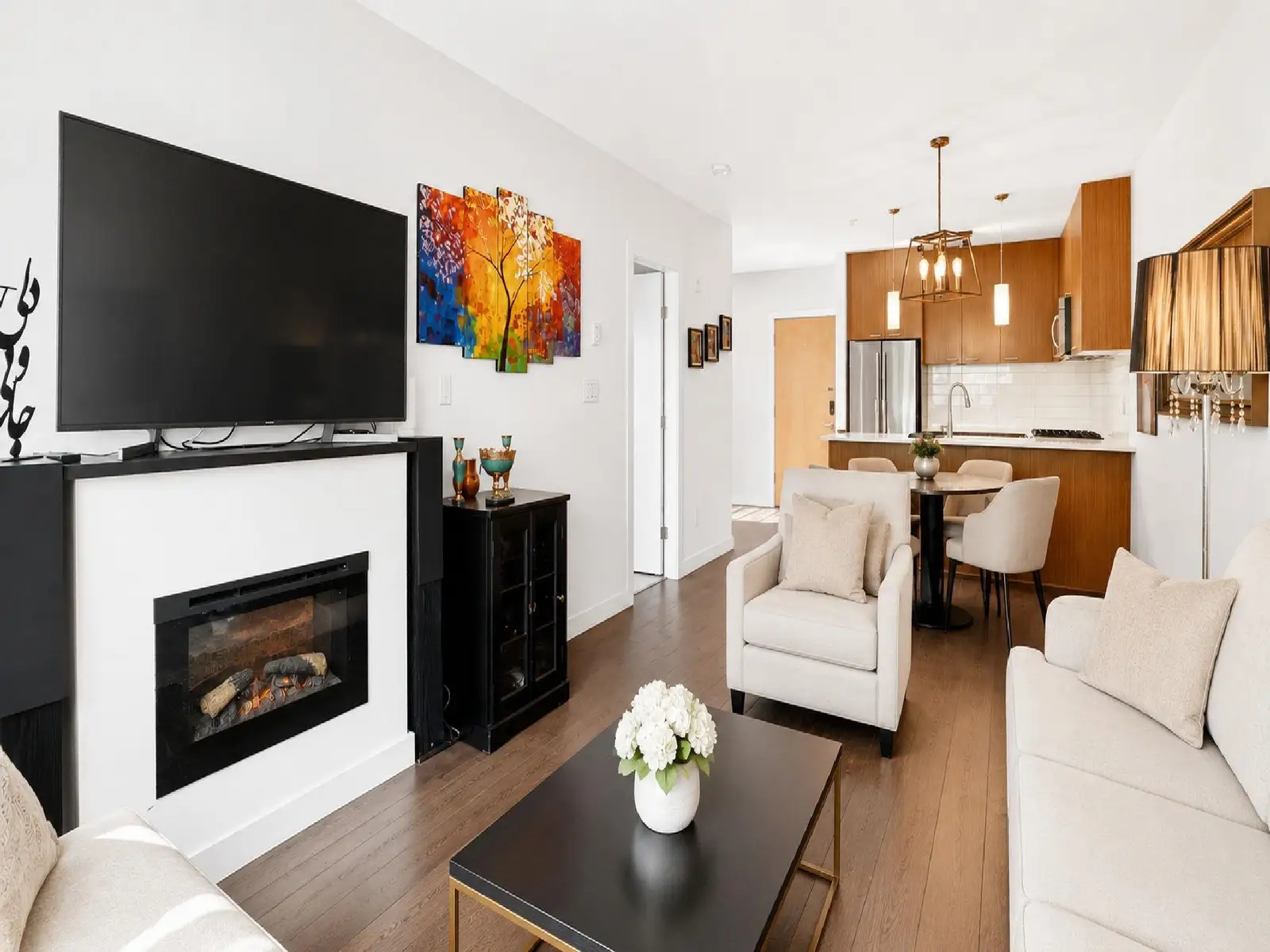 201 1330 MARINE DRIVE, North Vancouver BC V7P 1T4