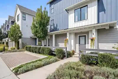64 488 FURNESS STREET, New Westminster BC V3M 0M1