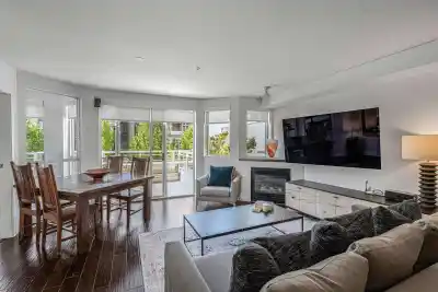 207 122 E 3RD STREET, North Vancouver BC V7L 1E6