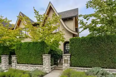 989 W 38TH AVENUE, Vancouver BC V5Z 2L7