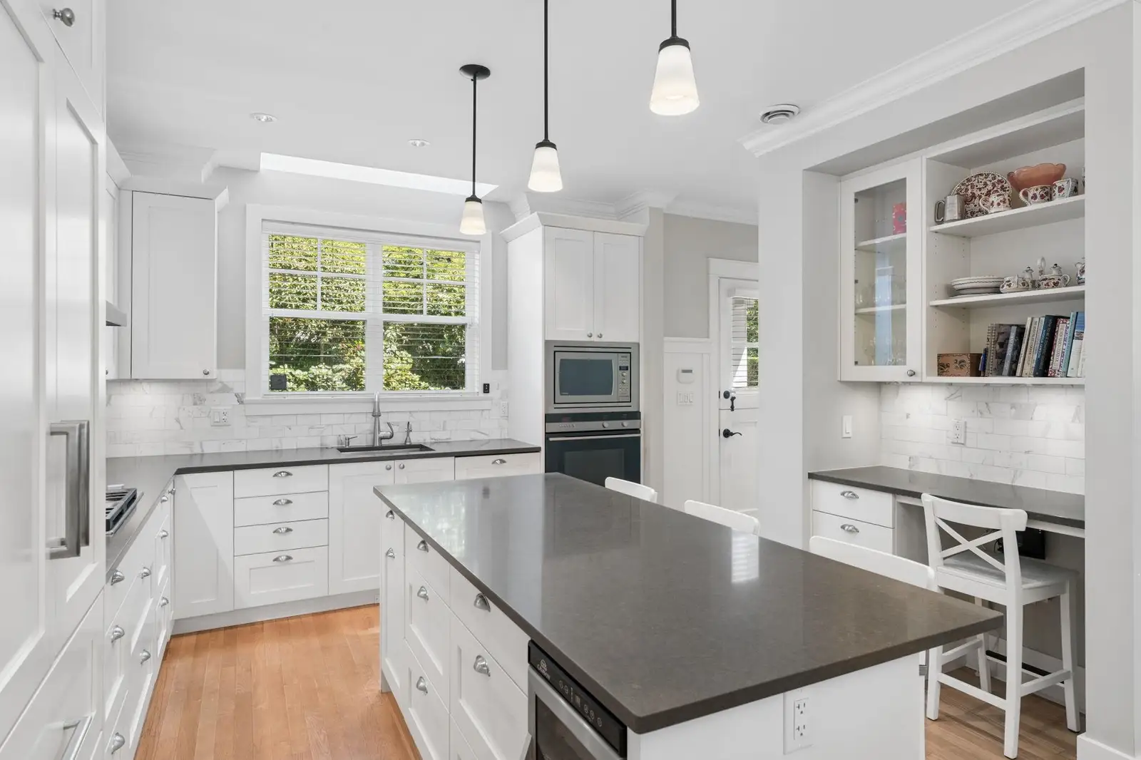 2071 ESQUIMALT AVENUE, West Vancouver BC V7V 1S3