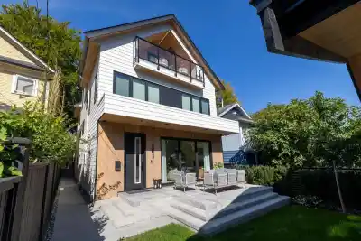 2 58 E 40TH AVENUE, Vancouver BC V5W 1L4