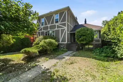 205 FOURTH AVENUE, New Westminster BC V3L 1N5