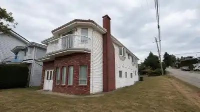11 STRATFORD AVENUE, Burnaby BC V5B 4X8