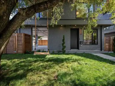 2866 SEMLIN DRIVE, Vancouver BC V5N 2C5