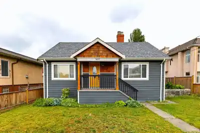 907 SIXTH STREET, New Westminster BC V3L 3C8