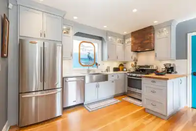 1196 HABGOOD STREET, White Rock BC V4B 4W9