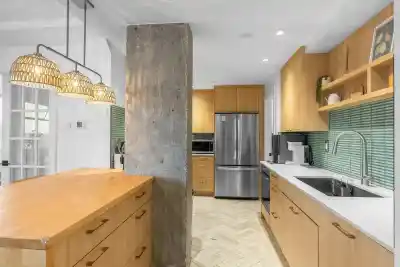 1002 47 AGNES STREET, New Westminster BC V3L 1E2