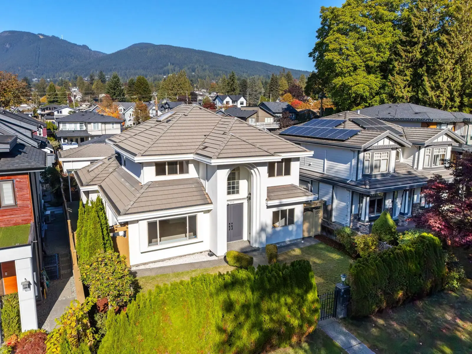 336 W 19TH STREET, North Vancouver BC V7M 1X8
