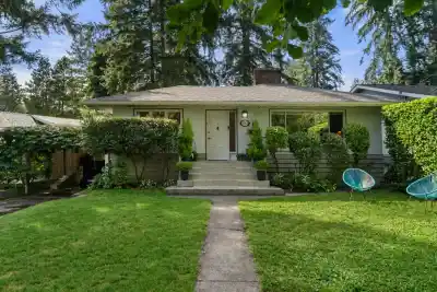 2011 BRIDGMAN AVENUE, North Vancouver BC V7P 2T7