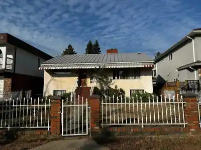 2621 E 8TH AVENUE, Vancouver BC V5M 1W4