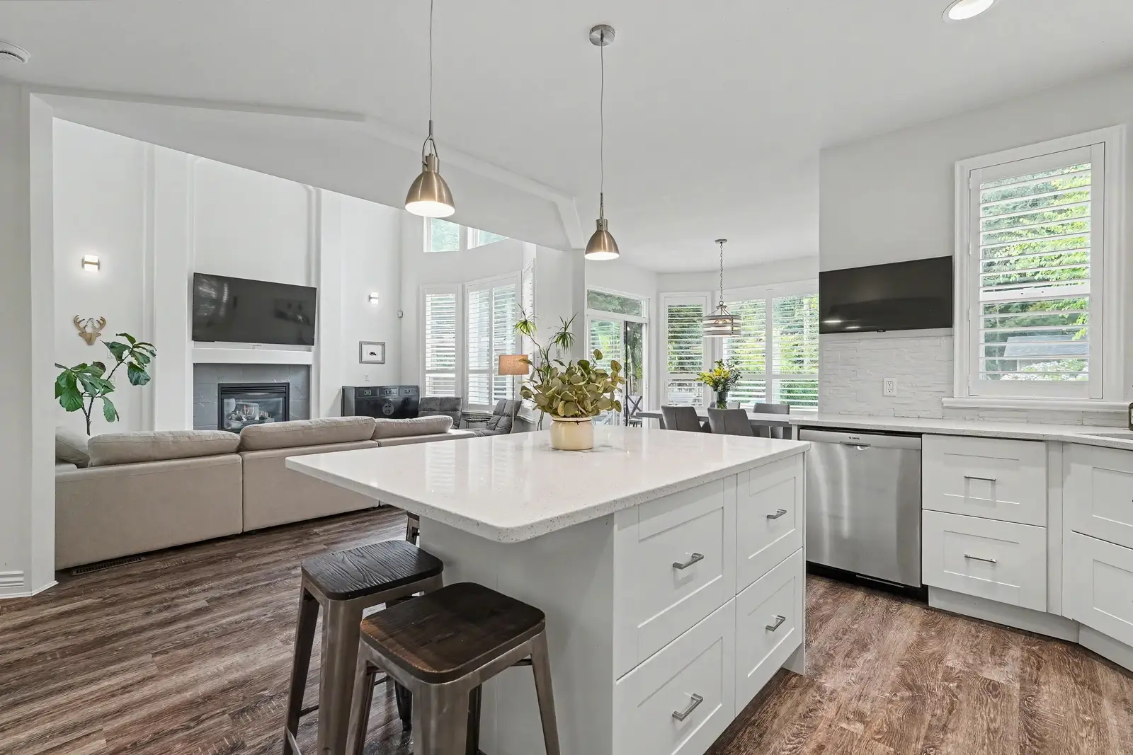1722 PADDOCK DRIVE, Coquitlam BC V3E 3N8