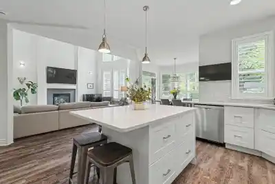 1722 PADDOCK DRIVE, Coquitlam BC V3E 3N8