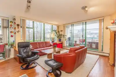 207 15466 NORTH BLUFF ROAD, White Rock BC V4B 3G1