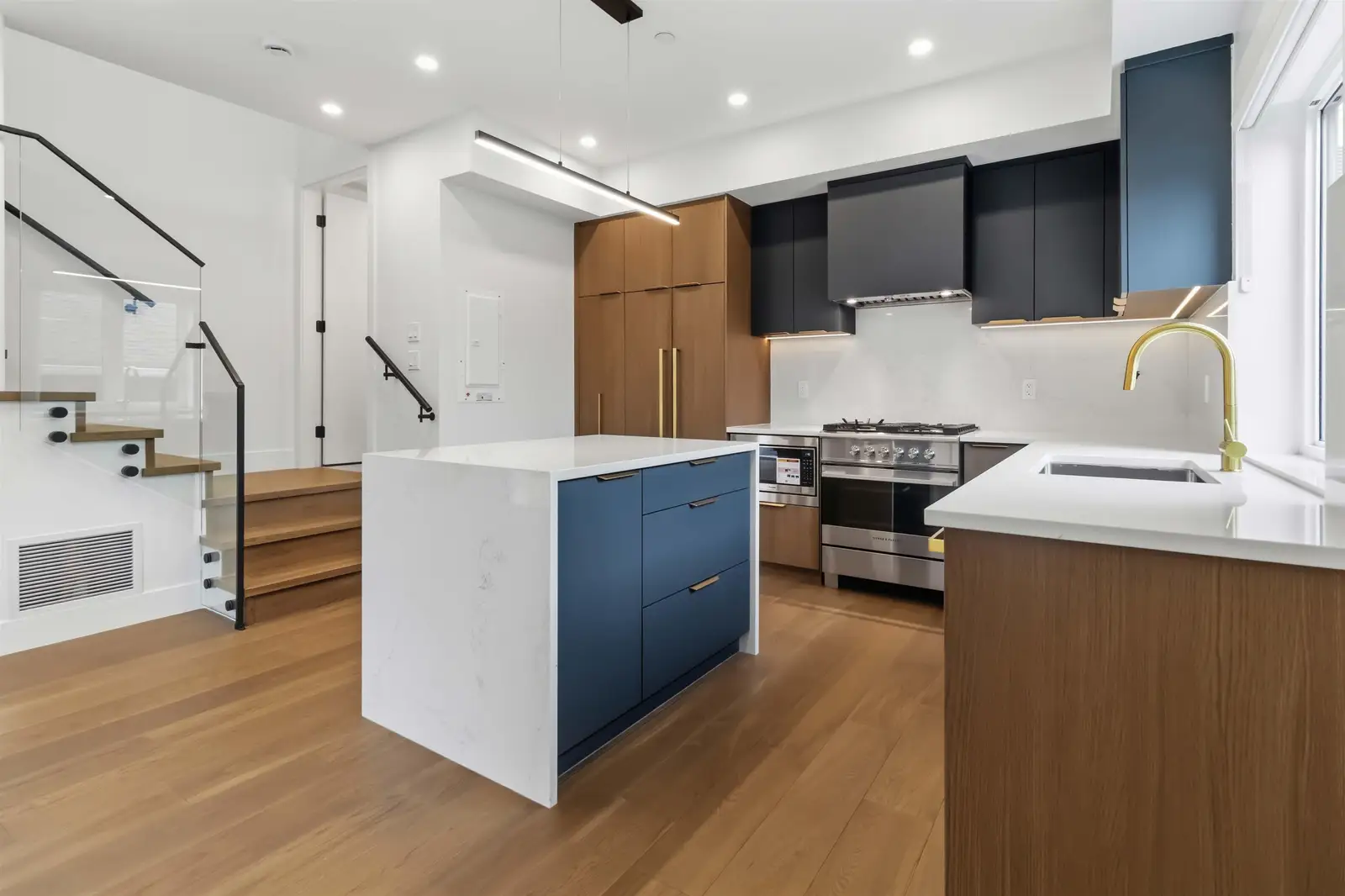 2 552 KASLO STREET, Vancouver BC V5K 3Z2