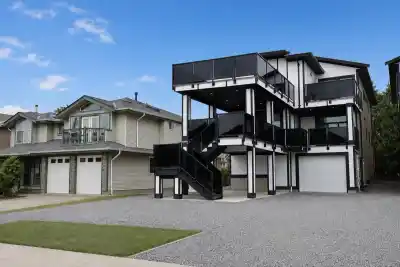 341 JOHNSTON STREET, New Westminster BC V3M 5H4