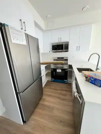 305 15739 FRASER HIGHWAY, Surrey BC V4N 6Y4