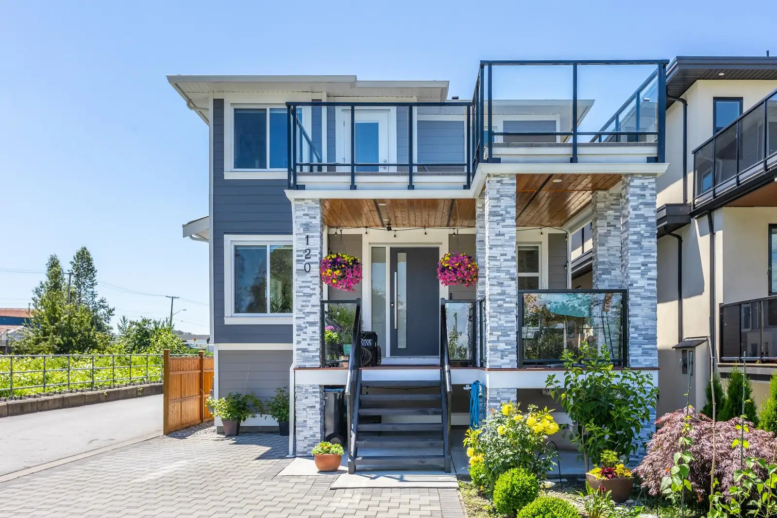 120 HOWES STREET, New Westminster BC V3M 0L8