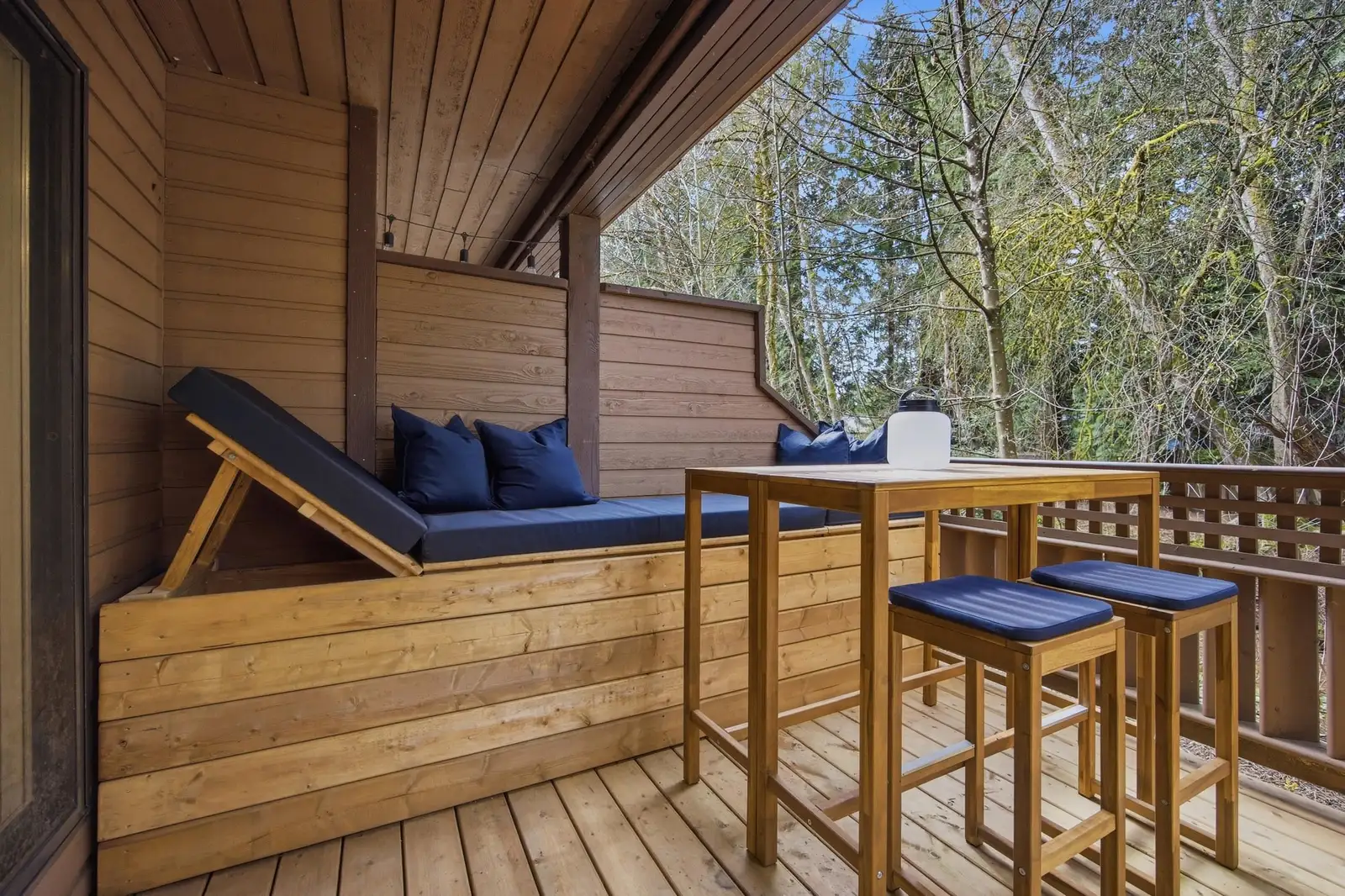 3321 MOUNTAIN HIGHWAY, North Vancouver BC V7K 2H4