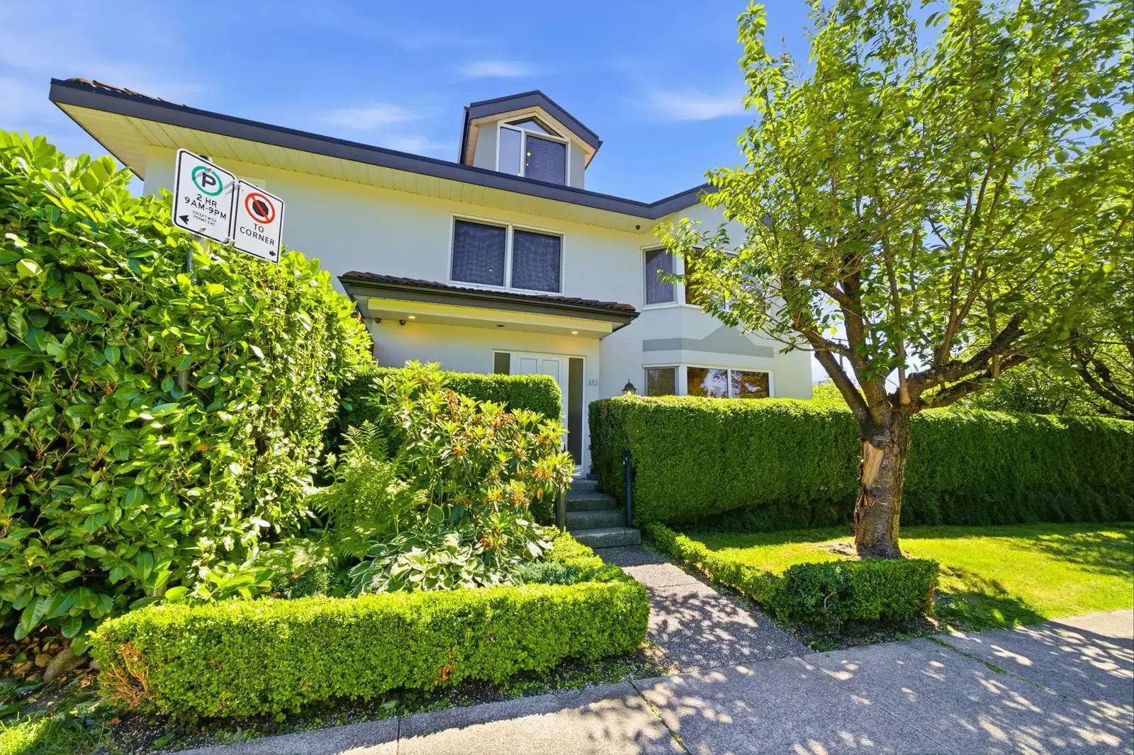 305 E 17TH STREET, North Vancouver BC V7L 2W1