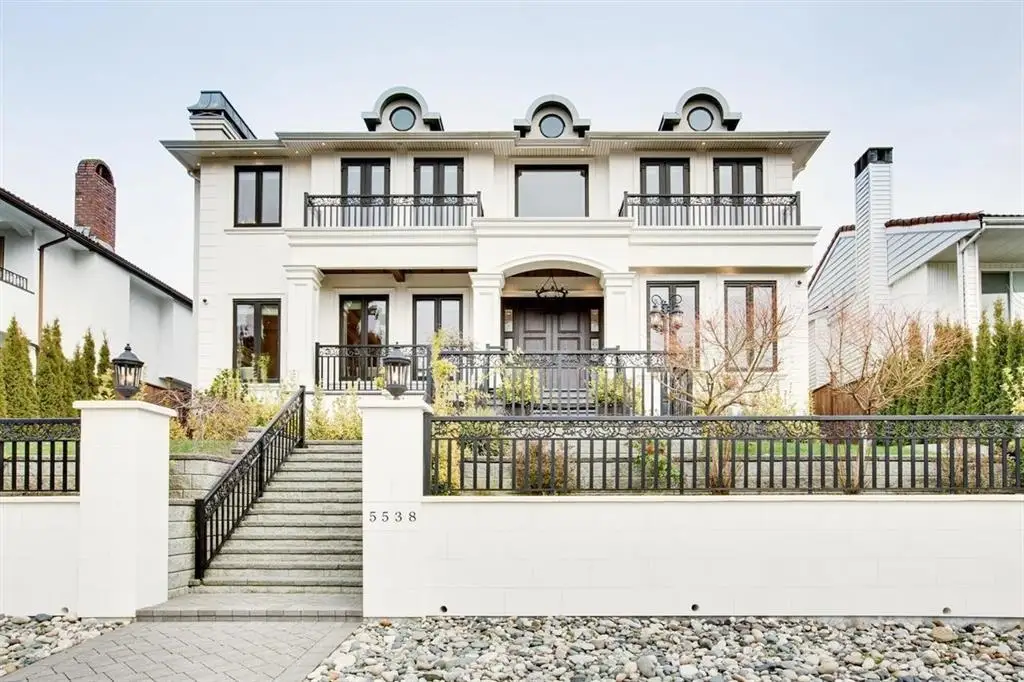5538 MEADEDALE DRIVE, Burnaby BC V5B 2E8
