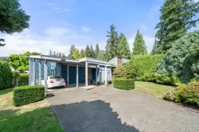 3833 LYNN VALLEY ROAD, North Vancouver BC V7K 2S7