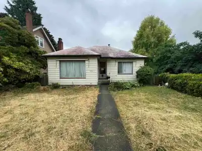 1224 SIXTH AVENUE, New Westminster BC V3M 2C2
