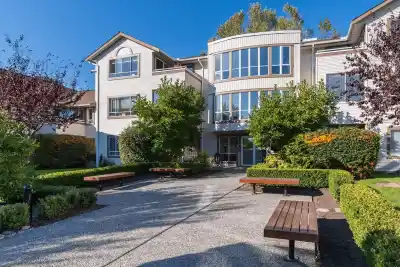218 15991 THRIFT AVENUE, White Rock BC V4B 2M9
