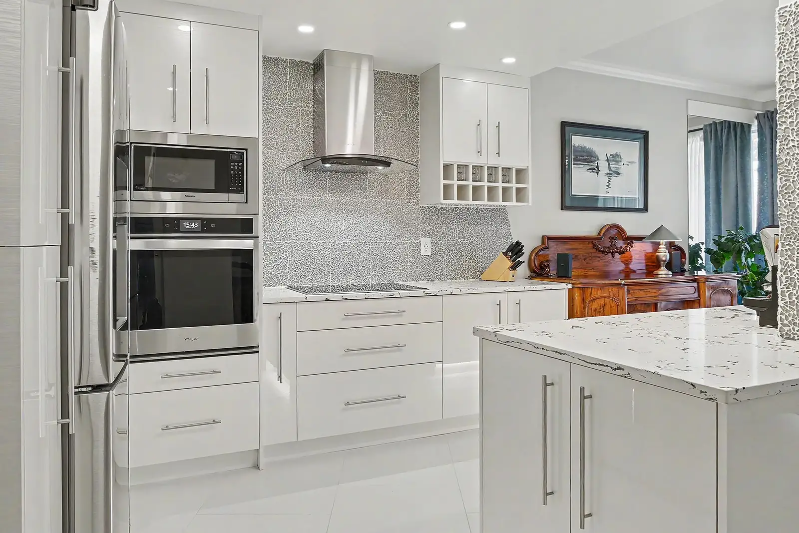 208 1765 MARTIN DRIVE, Surrey BC V4A 9T6