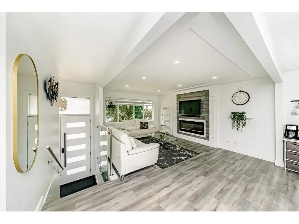 14927 KEW DRIVE, Surrey BC V3R 4Y1