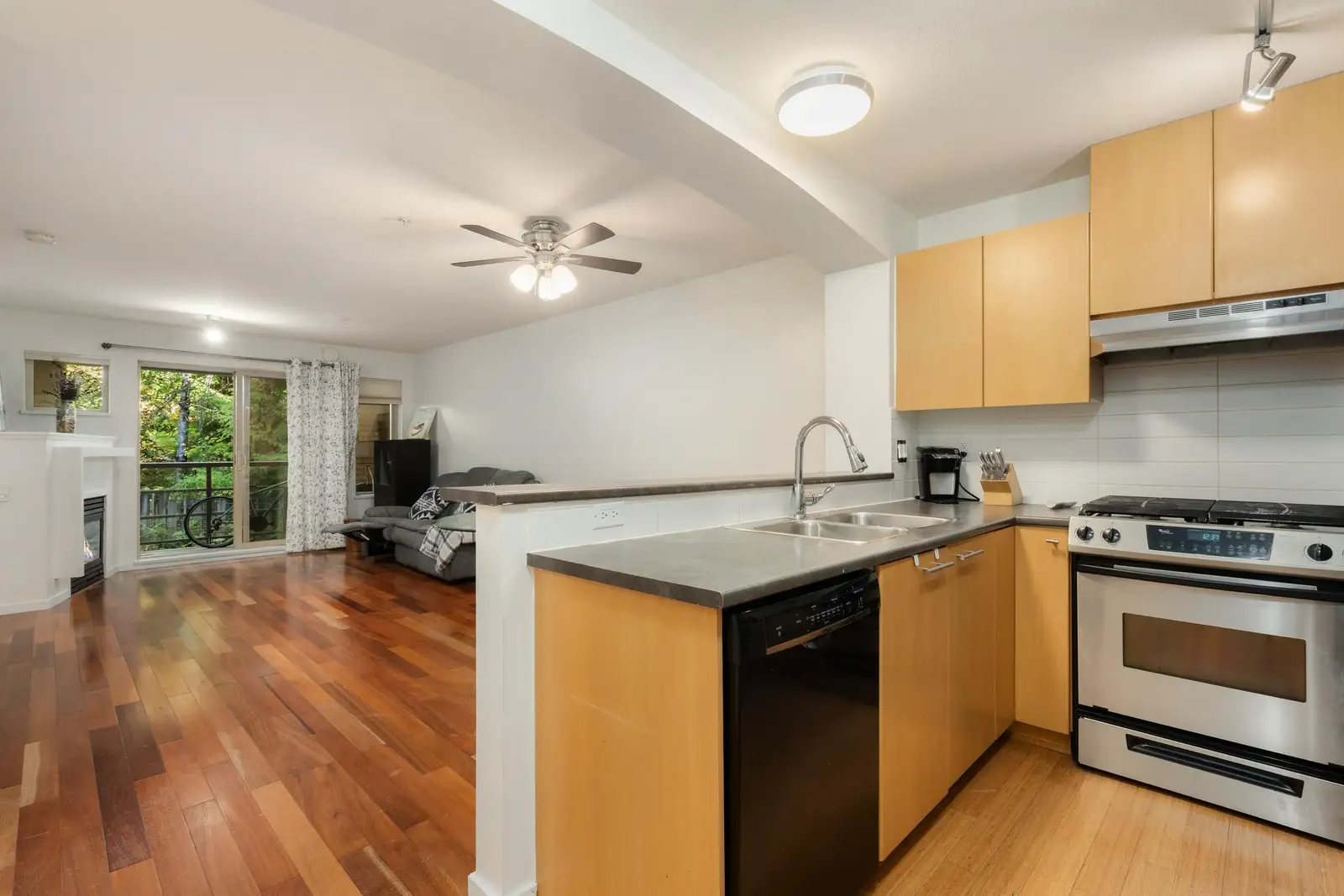 414 9319 UNIVERSITY CRESCENT, Burnaby BC V5A 4Y5