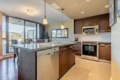 801 2959 GLEN DRIVE, Coquitlam BC V3B 0B8