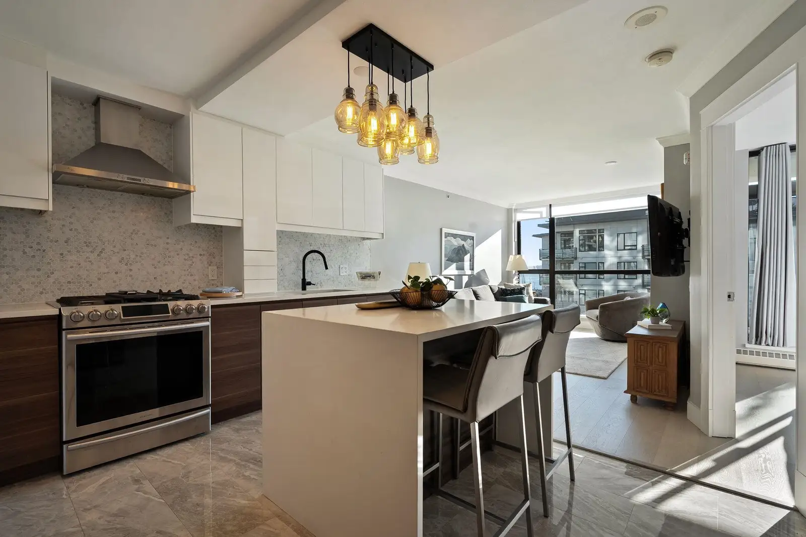 504 124 W 1ST STREET, North Vancouver BC V7M 3N3