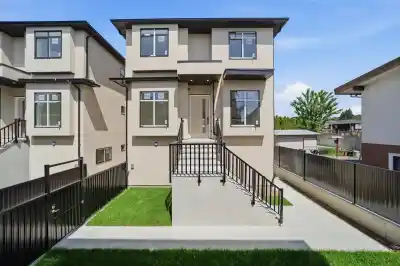 4 6885 AUBREY STREET, Burnaby BC V5B 2E4