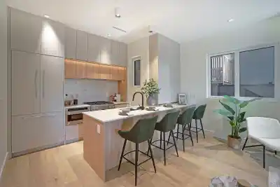 1 3315 W 10TH STREET, Vancouver BC V6R 2E5