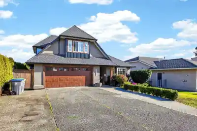 1065 KING GEORGE BOULEVARD, Surrey BC V4A 9S7