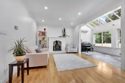425 TEMPE CRESCENT, North Vancouver BC V7N 1E7