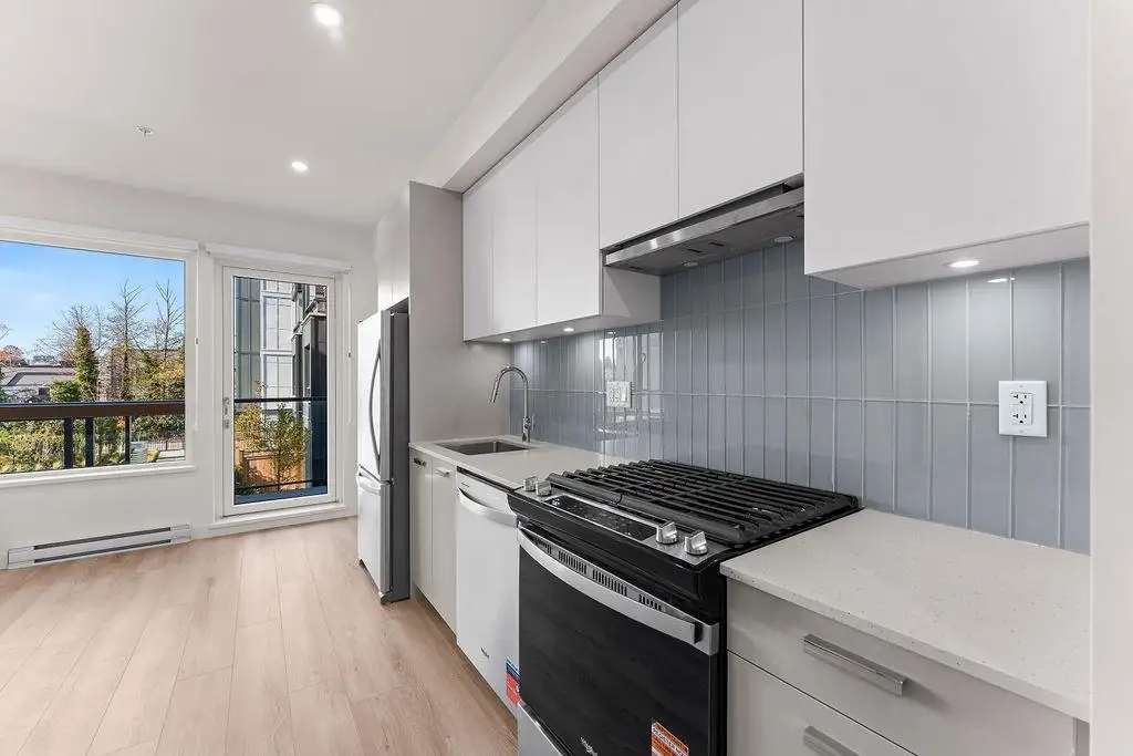 220 13760 75A AVENUE, Surrey BC V3W 3W5