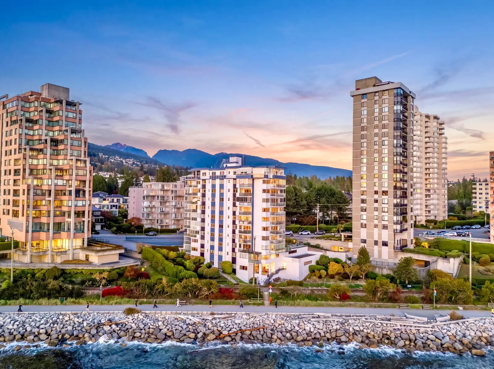 702 2246 BELLEVUE AVENUE, West Vancouver BC V7V 1C6