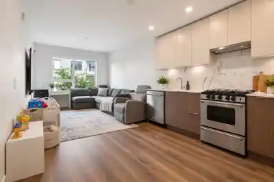 217 645 COMO LAKE AVENUE, Coquitlam BC V3J 0N9