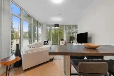 211 185 VICTORY SHIP WAY, North Vancouver BC V7L 0G2